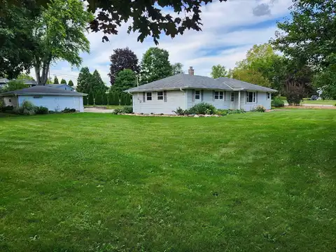 21521 W Woodland Dr, New Berlin, WI 53146