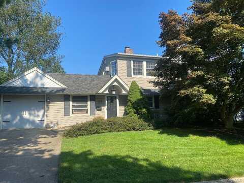 29 Crystal Lane, Westbury, NY 11590