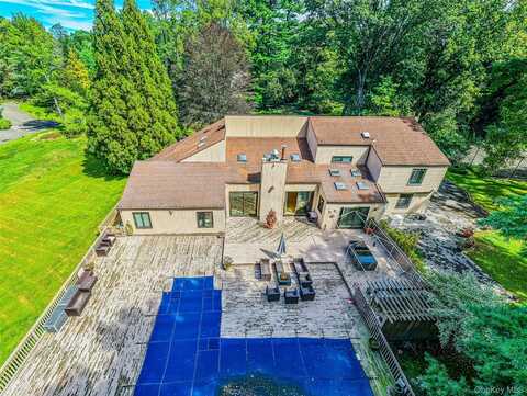 2 Summerwind Drive, Muttontown, NY 11545