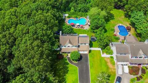 15 Victoria Court, Oakdale, NY 11769