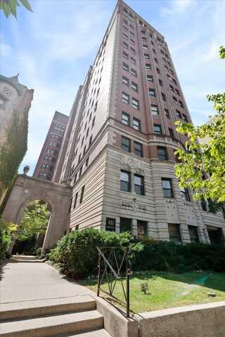 431 W Oakdale Avenue, Chicago, IL 60657