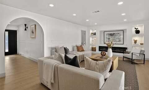 18572 Los Leones St, Fountain Valley, CA 92708