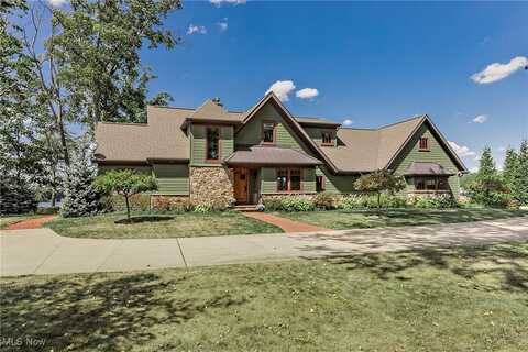 22 E Bay Circle NE, Hartville, OH 44632