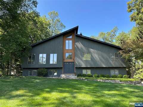 26 Daniel Court, Woodcliff Lake, NJ 07677