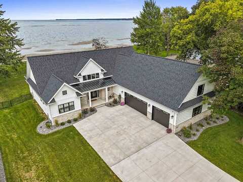1751 EAST SHORE Circle, GREEN BAY, WI 54302