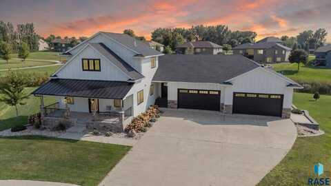 129 Winterberry Cir, Crooks, SD 57020