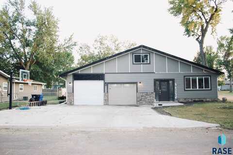 300 S Blaine St, Lennox, SD 57039