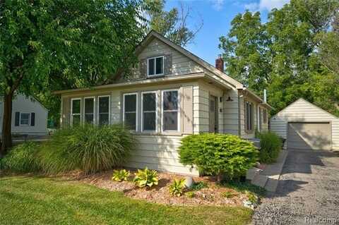 872 W Silver Lake Road, Fenton, MI 48430