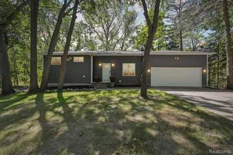 11246 White Lake Road, Fenton, MI 48430