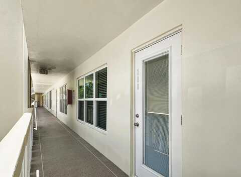 208 Wellington E, West Palm Beach, FL 33417