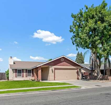 1282 E Ben Franklin Avenue, Tulare, CA 93274