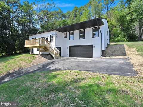 1056 W LEESPORT ROAD, LEESPORT, PA 19533