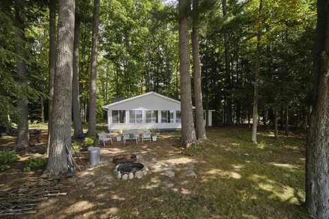 2580 Pleasant Lake Shore Drive, Cadillac, MI 49601