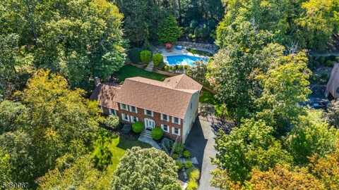 43 Round Hill Rd, Kinnelon, NJ 07405