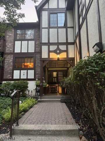 2303 Hemingway Ln, Mahwah, NJ 07430
