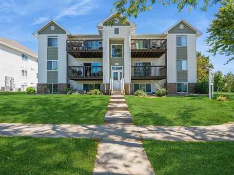 6410 Creekside Dr NE #9, Cedar Rapids, IA 52402