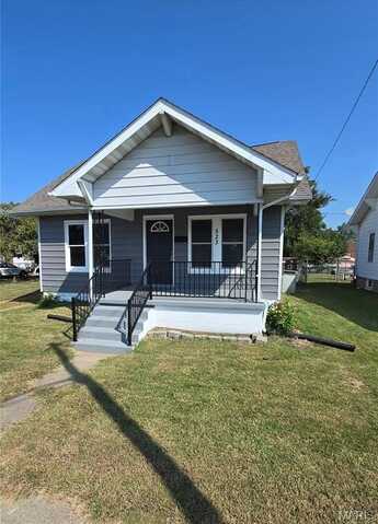 523 E Acton Avenue, Wood River, IL 62095