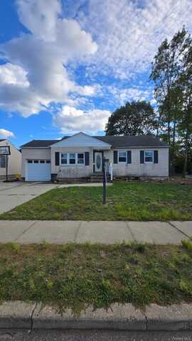 3 Bentley Road, Plainview, NY 11803