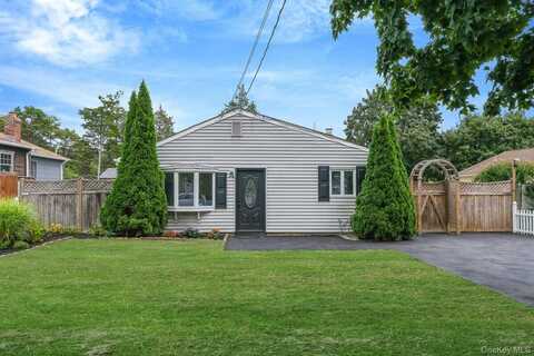 66 Laurin Road, Calverton, NY 11933