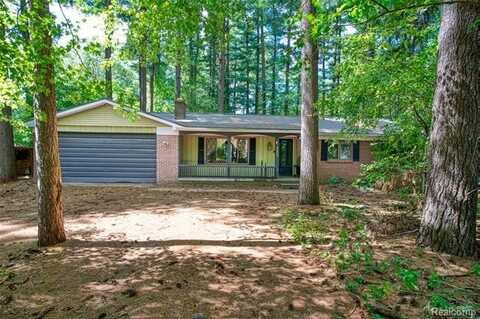 8800 Evergreen Road, Brighton, MI 48116