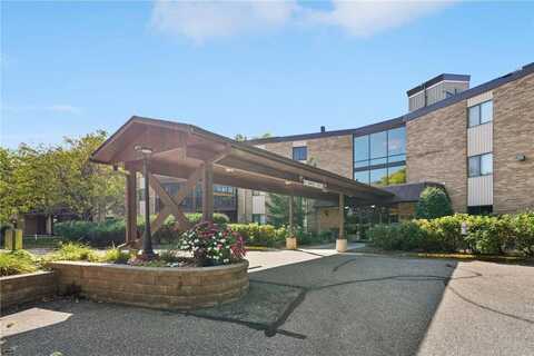 2670 Oxford Street N, Roseville, MN 55113