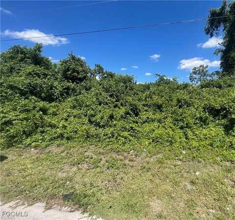 437/439 Loretta Avenue S, Lehigh Acres, FL 33974
