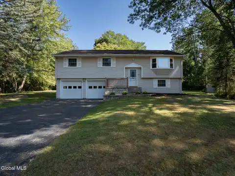 10 Woodhall Lane, Clifton Park, NY 12065