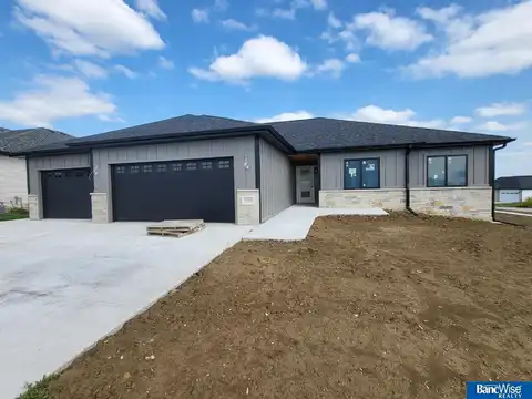 9520 Dalton Drive, Lincoln, NE 68516