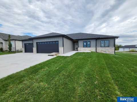 9520 Dalton Drive, Lincoln, NE 68516