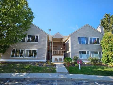 78 Falcon Ridge Way, Hamburg, NJ 07419