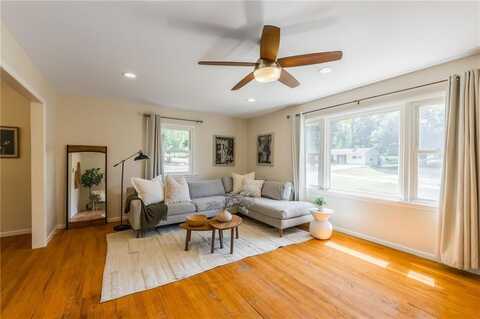300 NW 83rd Street, Kansas City, MO 64118