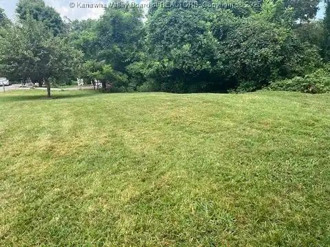 Lyndale Drive, Charleston, WV 25314