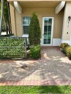 970 SW 147th Ave, Pembroke Pines, FL 33027