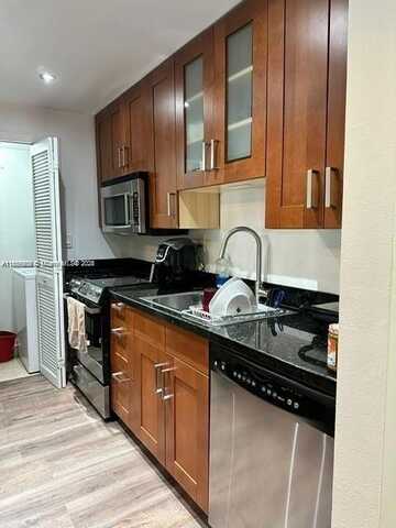 230 Lakeview Dr, Weston, FL 33326
