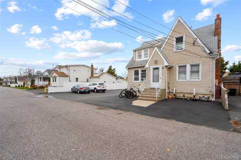 31 Willoughby Place, West Islip, NY 11795
