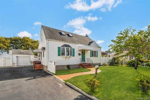 29 Manetto Road, Farmingdale, NY 11735