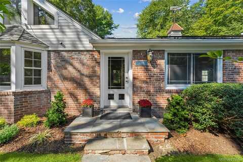 29 Squiretown Road, Hampton Bays, NY 11946