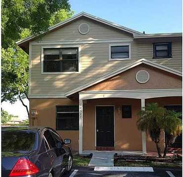 10527 NW 8th St, Pembroke Pines, FL 33026