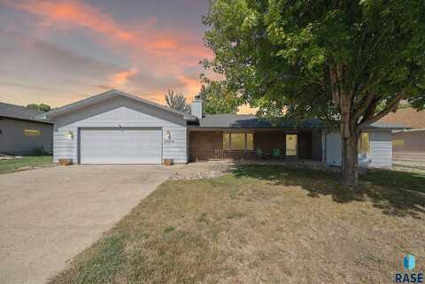 2804 E 52nd St, Sioux Falls, SD 57103