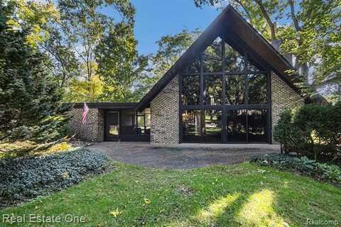 1410 Grebe Road, Highland, MI 48357