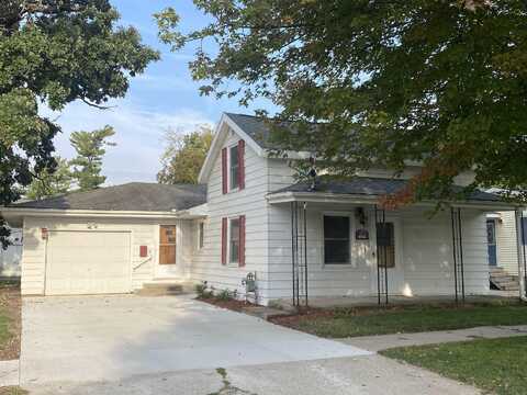207 West Street, Decorah, IA 52101
