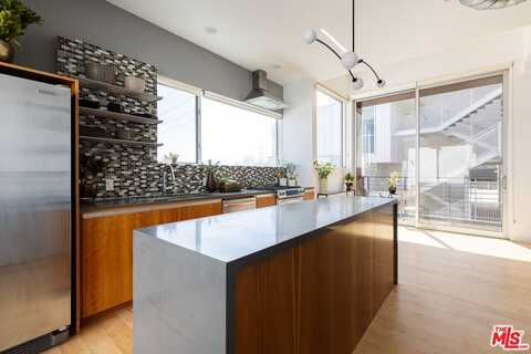 1137 Hacienda Pl, West Hollywood, CA 90069