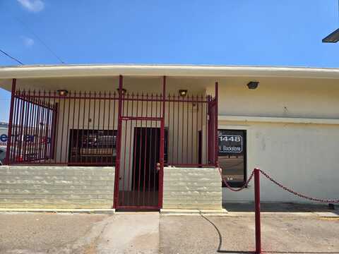 1448 Blackstone Avenue N, Fresno, CA 93703