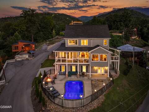 135 W Holly Ridge Road, Gatlinburg, TN 37738