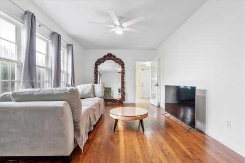 660 NE 32nd St, Oakland Park, FL 33334