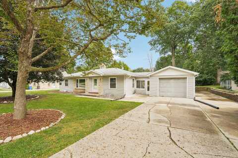 1330 Parkway Dr, Brookfield, WI 53005