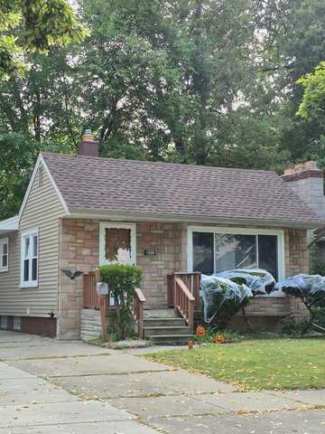 2147 Roslyn, Grosse Pointe Woods, MI 48236