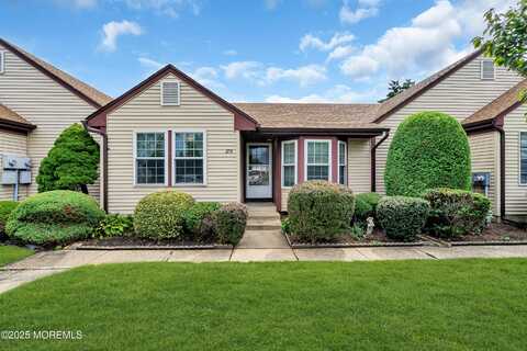 27 Benjamin Franklin Drive, Monroe, NJ 08831