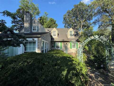 16 Ascot Ridge Road, Great Neck, NY 11021