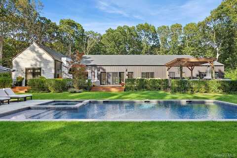 10 Wagon Lane, East Hampton, NY 11937